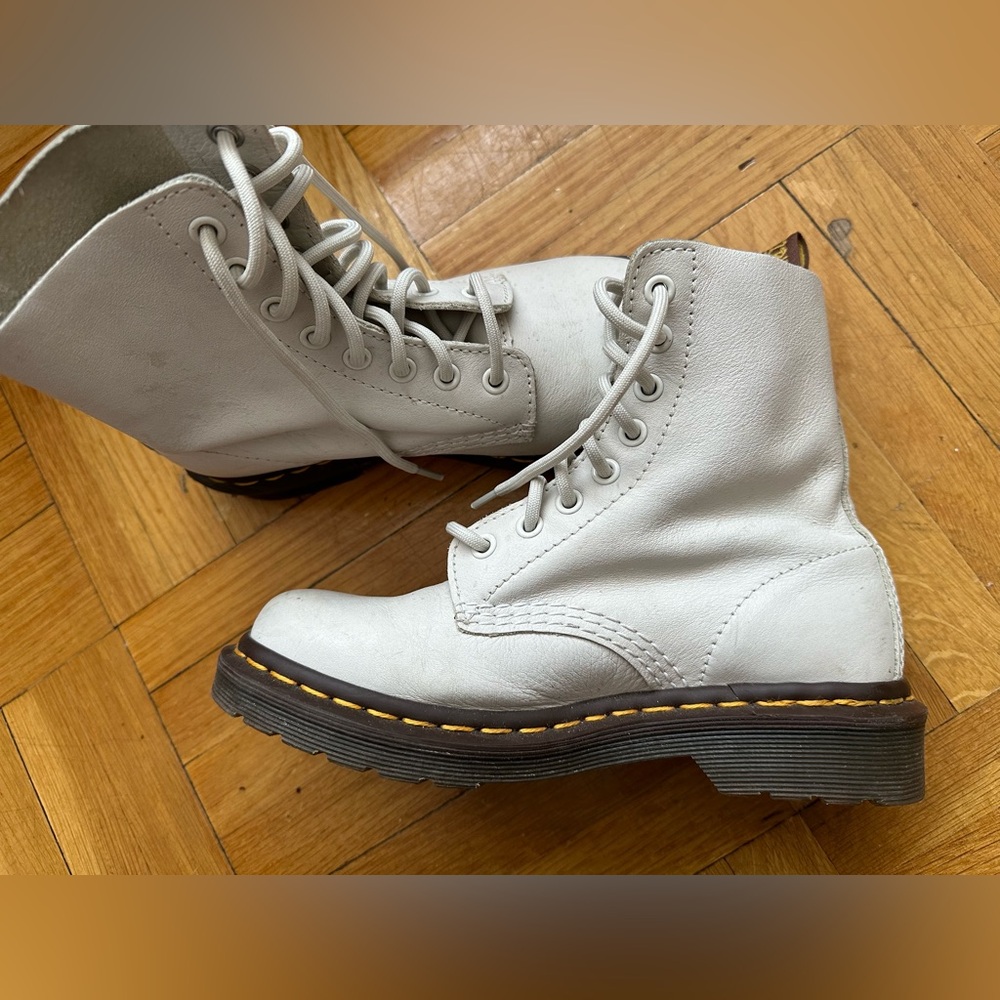 Dr Martens in great like new condition! (Only tried on inside!)